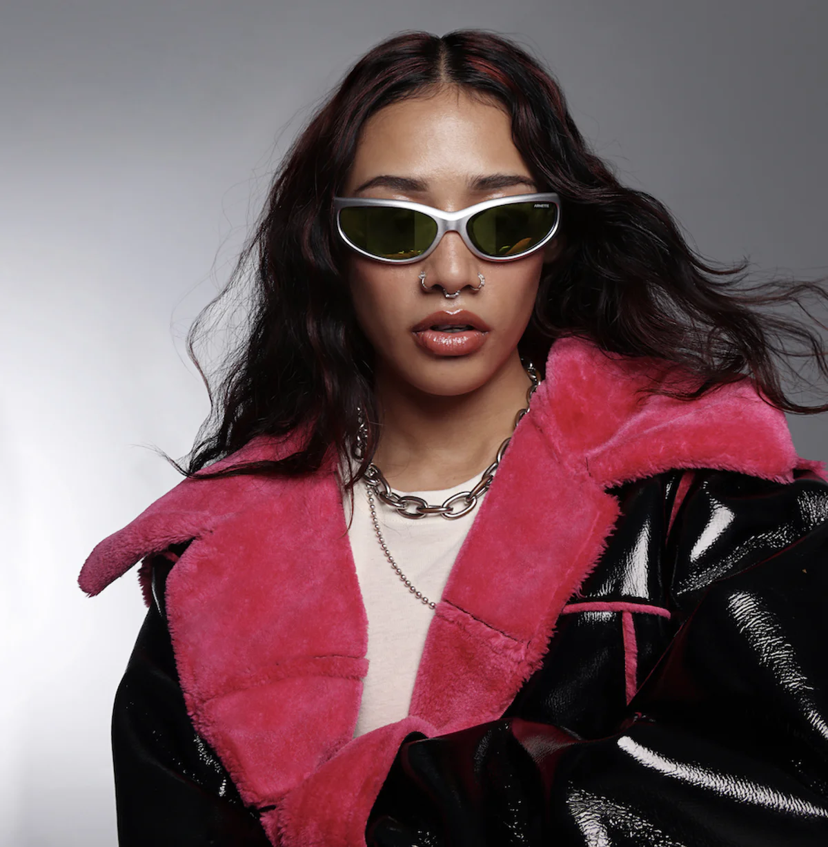 ARNETTE Y LIZETH SELENE REDEFINEN EL ESTILO URBANO CON UNA MIRADA SIN FILTROS 
